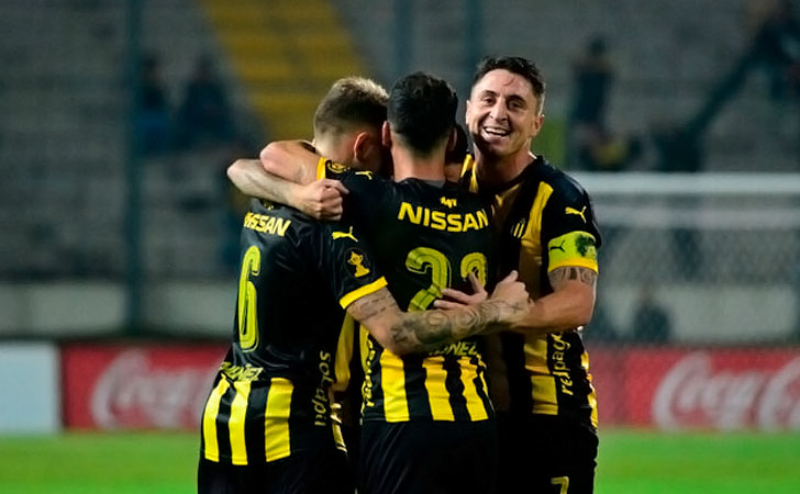 Cebolla Rodríguez festeja un gol junto a sus compañeros / Foto: Peñarol