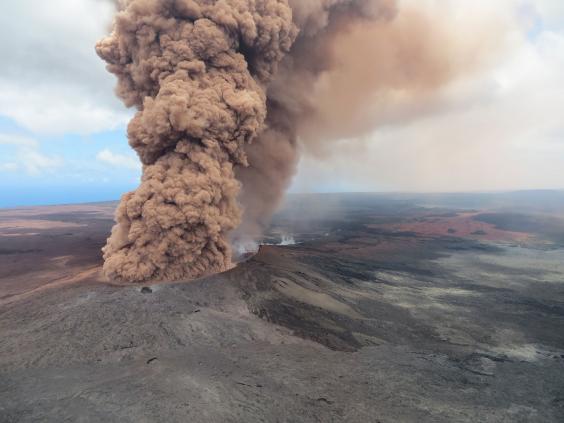 Una gruesa columna de cenizas sale del volcán Kilawea, después de un terremoto de 6.9 en la escala de Richter. Foto: USGS/EPA