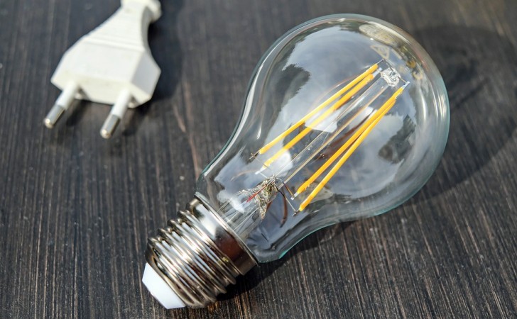 Una bombilla LED como esta consume 7 watts e ilumina como una de 100 watts, dando una luz de color similar. Foto: Pïxabay