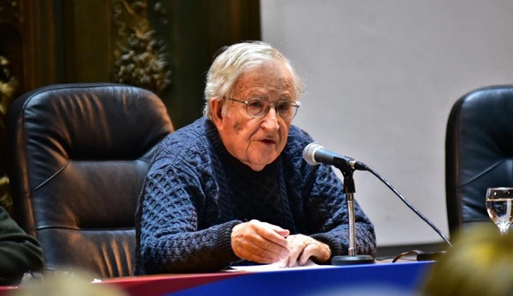 Noam Chomsky durante su visita a Montevideo. Foto: archivo / Frente Amplio
