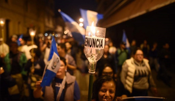 "No tenemos presidente. Jimmy, el pueblo te queda grande", piden renuncia del presidente de Guatemala