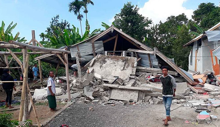 Potente terremoto en Indonesia deja varios muertos y cientos de heridos.