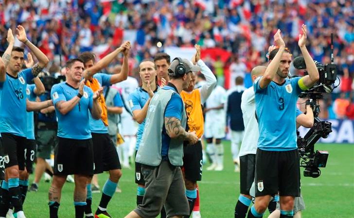 Los jugadores de Uruguay despiden a los hinchas que fueron al estadio / Foto: AUF
