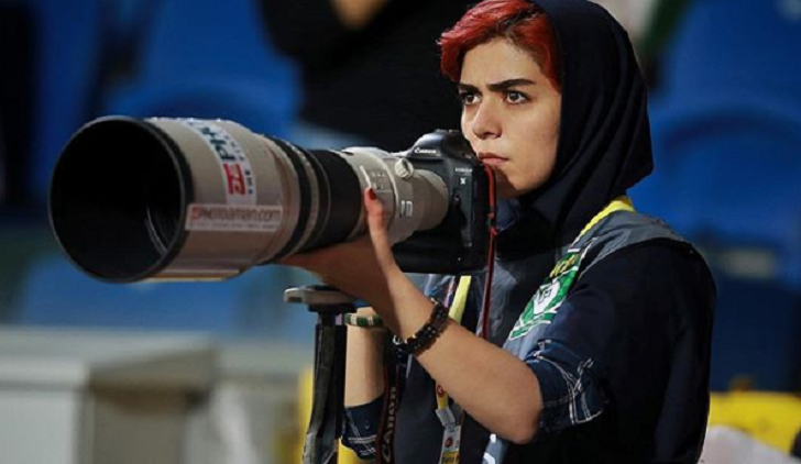 Parisa Pourtaherian: La fotógrafa iraní que desafía las restricciones del fútbol en su país.