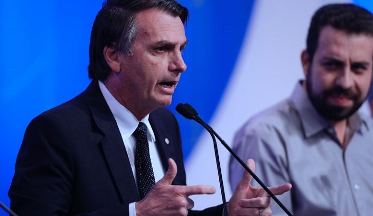 BRA50. SAO PAULO (BRASIL), 17/08/18. - Jair Bolsonaro (i) del partido Partido Social Liberal (PSL) habla hoy, 17 de agosto de 2018, durante el segundo debate televisado entre los candidatos a la Presidencia de la República que disputan las elecciones brasileñas de 2018, en Sao Paulo (Brasil). EFE/Marcelo Chello