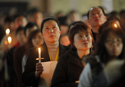 Feligreses chinos participan de una misa. Foto: China News Service