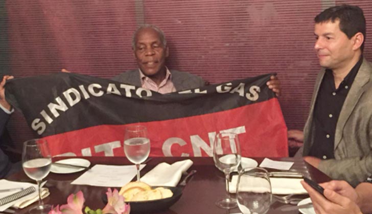 El actor estadounidense Danny Glover visita a los trabajadores del gas en huelga de hambre. Foto: PIT-CNT. 
