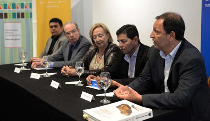 De izquierda a derecha: Ariel Britos. Director fundador de la Orquesta Juvenil del Sodre y del Sistema de Orquestas Juveniles e Infantiles del Uruguay; Doreen Ibarra, presidente del SODRE, María Julia Muñoz, ministra de Educación y Culura; Eduardo Pereyra, director del INEFOP; y Sergio Mautone, director de Cultura. 
