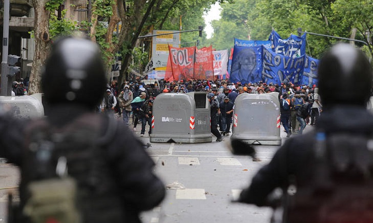 "No al Presupuesto del FMI": movilización y represión en Argentina.  Foto: Eduardo Sarapura / Tiempo Argentino