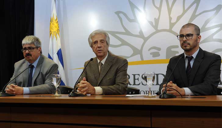 De izquierda a derecha: Canciller interino, Ariel Bergamino, presidente de la República, Tabarè Vázquez; y prosecretario de Presidencia, Juan Andrés Roballo. Foto: Presidencia de la República. 