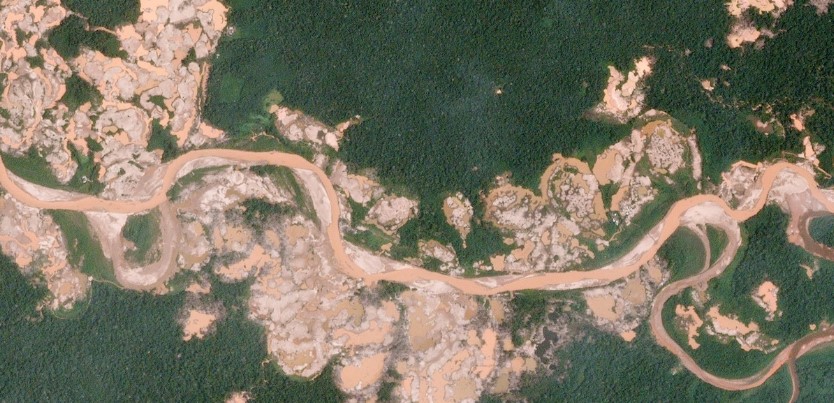 Minas ilegales en la Amazonia peruana. Foto: Planet Labs