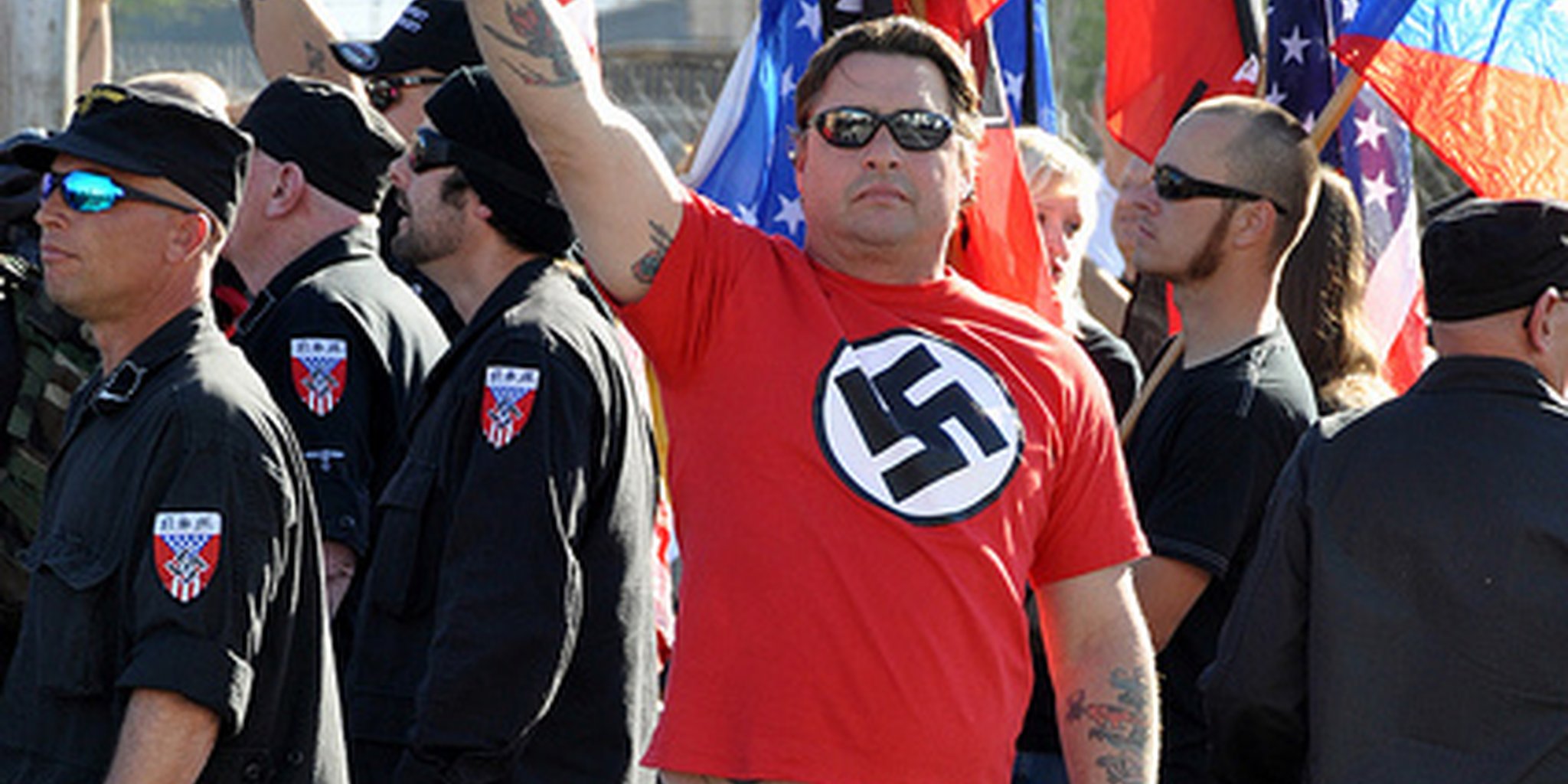 Un supremacista blanco viste una camisa con la esvástica nazi. Foto cortesía de dailydot.com