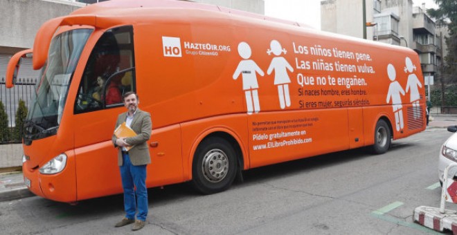 El presidente de Hazte Oír, Ignacio Arsuaga, junto al autobús tránsfobo. Foto cortesía de EFE