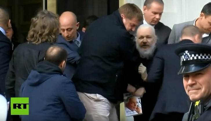 Ecuador le retiró el asilo diplomático a Assange, quien fue detenido por la policía británica.