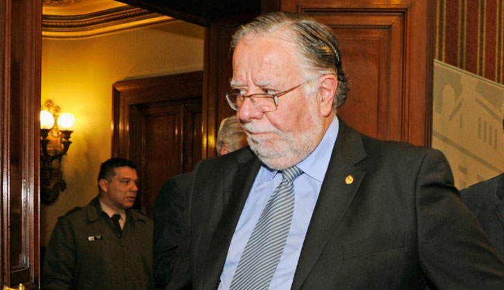El ministro de Defensa Nacional, José Bayardi, concurre al Parlamento.