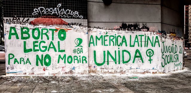 Grafitti pro aborto hecho en una pared en Montevideo, Uruguay. Foto: Eduardo Velázquez / Flickr