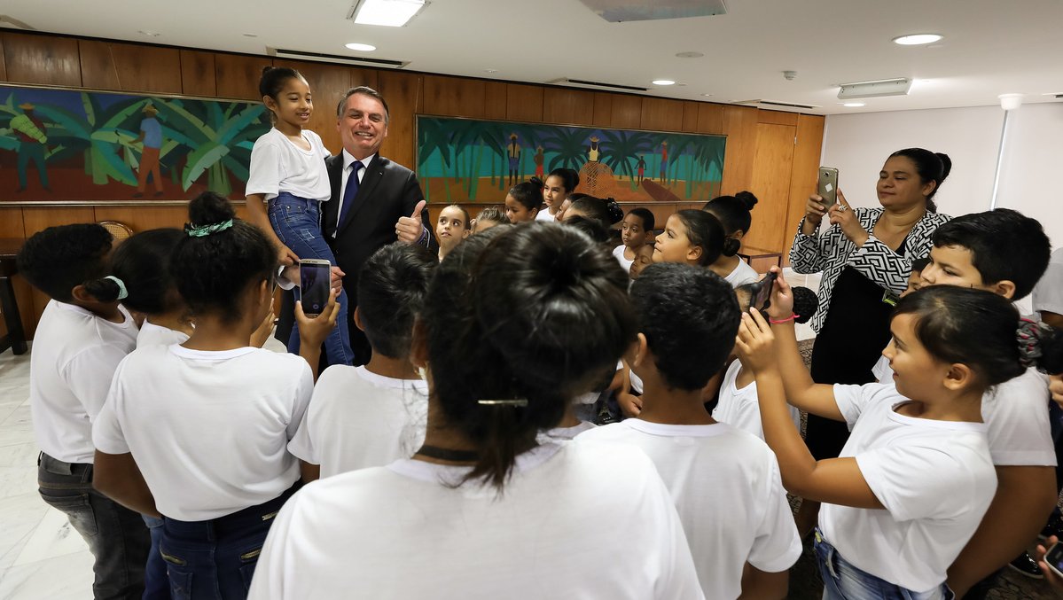 Jair Bolsonaro es rodeado por niños del Colégio militar CED 01 da Estrutural, Brasilia. Foto: Twitter/Planalto 
