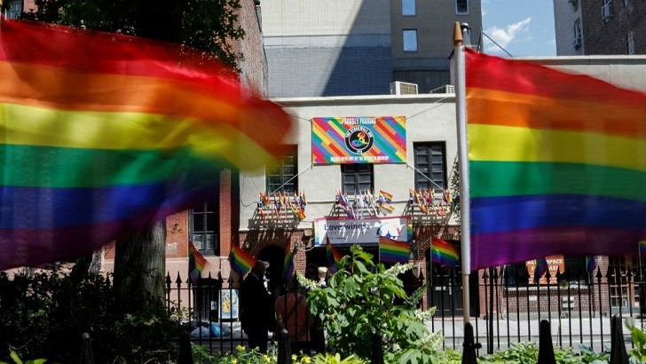 Celebraciones LGBT+ en las afueras del bar Stonewall Inn .