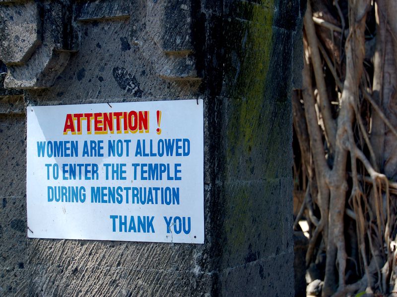 "Atención: las mujeres tienen prohibido entrar a este templo durante la menstruación. Gracias", dice este rótulo en un templo religioso en Mumbai. Foto: Flickr / dominiqueb