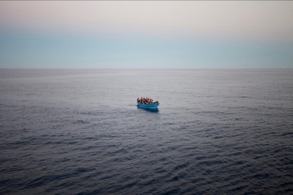 Una embarcación sobrecargada con inmigrantes y refugiados en dirección a Europa, vista desde la cubierta del San Giorgio, barco de la guardia costera italiana durante una patrulla por el Mediterráneo en 2014.   Foto cortesía de ACNUR/UNHCR / Alfredo D’Amato