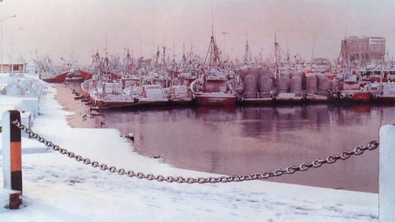 Barcos en el Puerto de Mar del Plata descansan cubierto de nieve el 1° de agosto de 1991