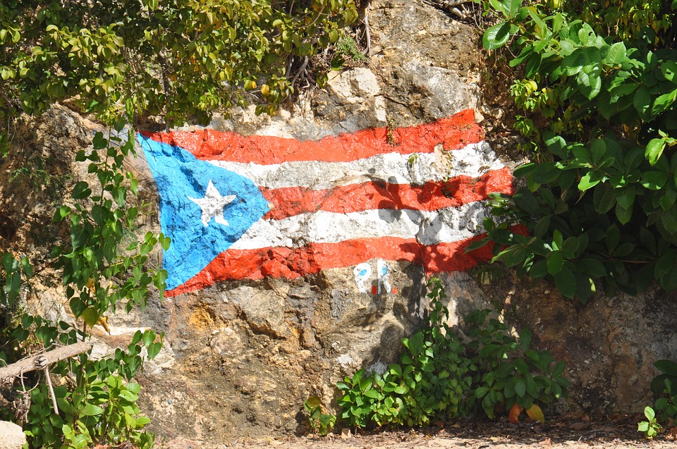 Bandera de Puerto Rico dibujada en una piedra. Foto: Pixabay