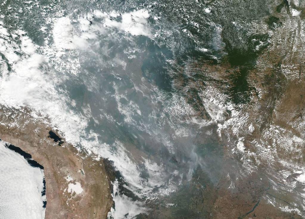 La NASA compartió el fin de semana esta foto en la cual se ve a la Amazonia totalmente cubierta de humo