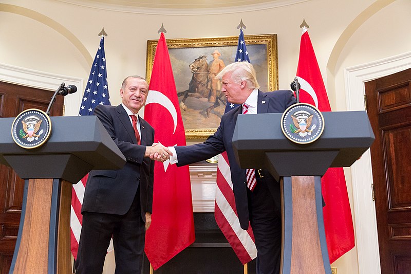 Erdogan y Trump se saludan en un encuentro en 2017. Foto: Wikimedia Commons 