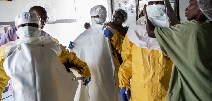 Persona médico e higienistas se visten para entrar en la zona de alto riesgo. Centro de Tránsito de Ébola en Bunia, RDC. Foto: Pablo Garrigos/MSF