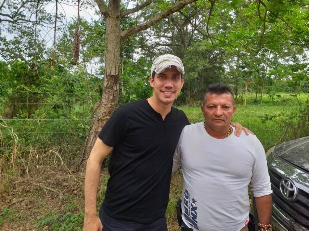 Guaidó posa junto con "Brother", un poderoso criminal de la frontera colombo-venezolana