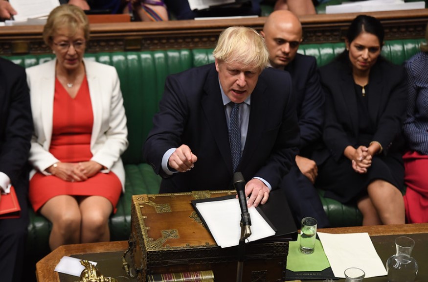 Boris Johnson hablando en la Cámara de los Comunes, el Parlamento británico. Foto: UK Parliament / Flickr
