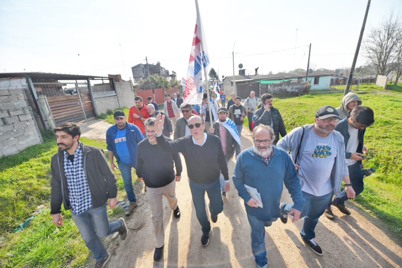 Martínez durante su visita a Casavalle. Foto: Twitter / Dmartinez_uy