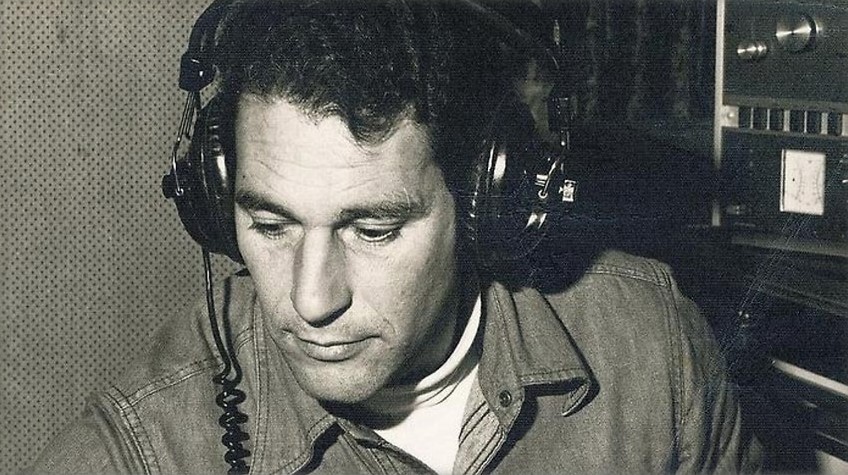 Alberto "Pocho" Domínguez en la cabina de radio de SBS
