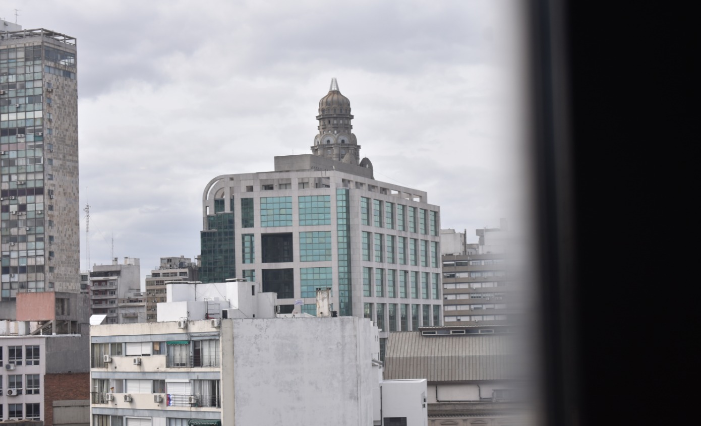 Al fondo, la Torre Ejecutiva, sede del Poder Ejecutivo uruguayo. Foto: Carlos Loría / LARED21