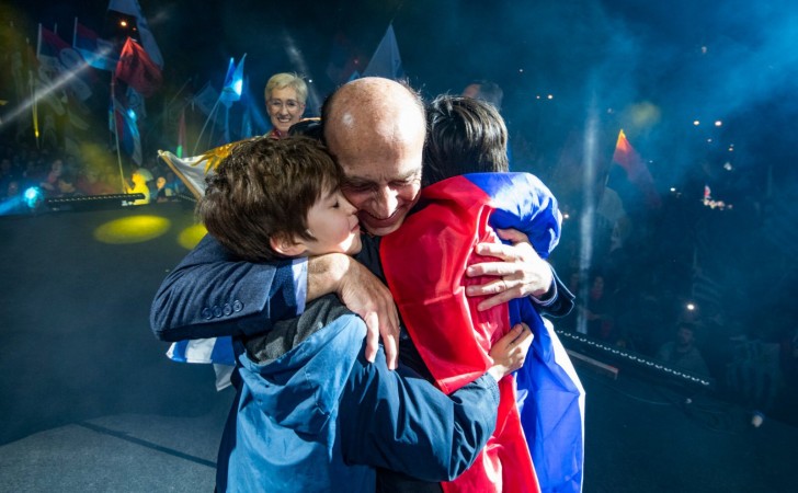 "¡En este abrazo a mis nietos, los abrazo a todos ustedes! ¡Gracias! Es increíble lo que nos hicieron sentir a Graciela y a mi hoy."