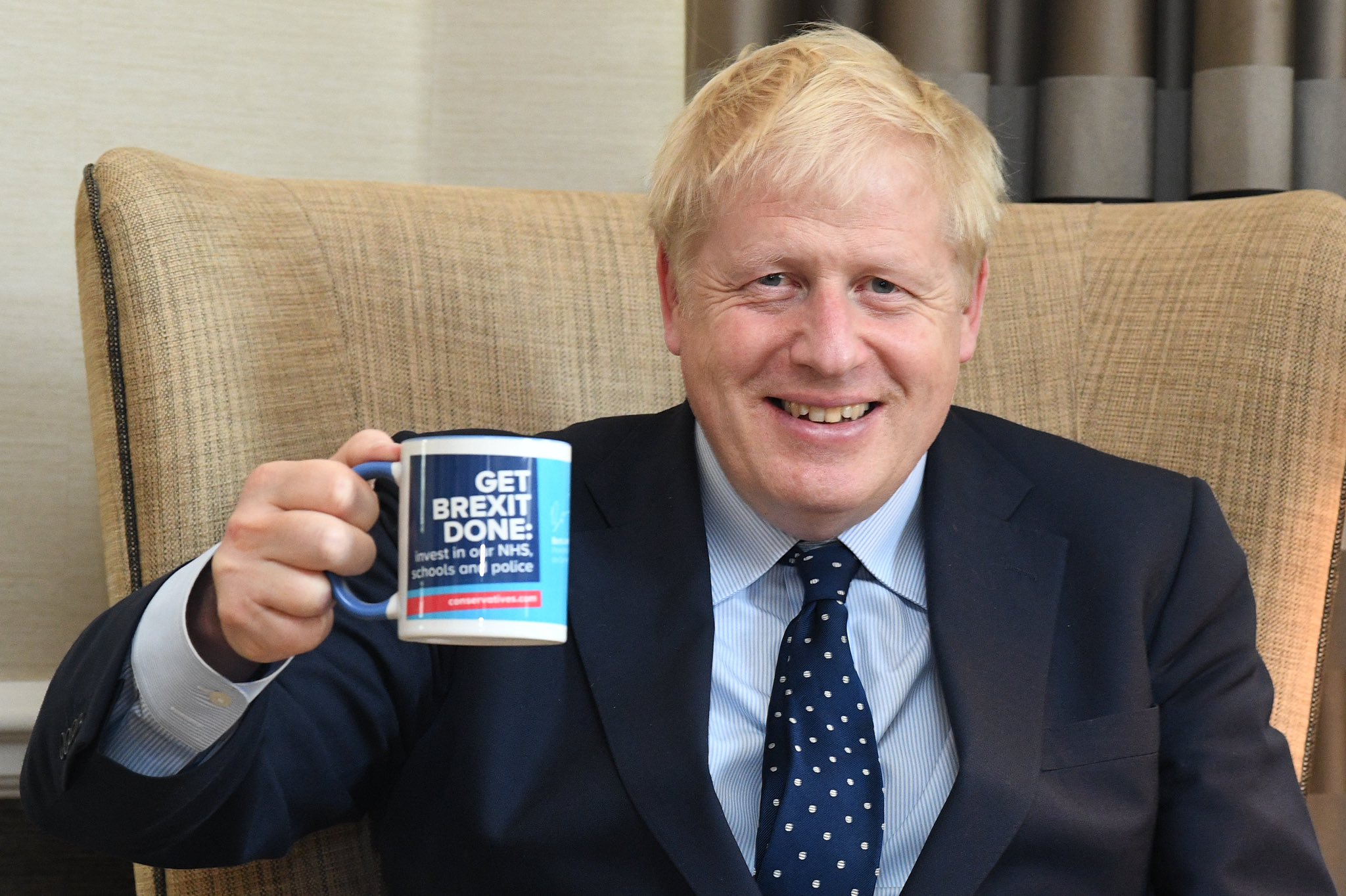 "Terminemos el Brexit", dice una taza de café que sostiene Boris Johnson. Foto: Twitter / Boris Johnson