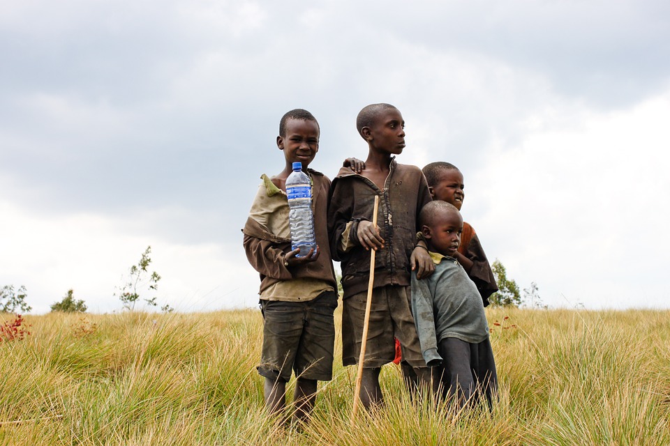 Cuatro niños en una estepa de Burundi, un pequeño país del centro sur de África. Foto: Pixabay