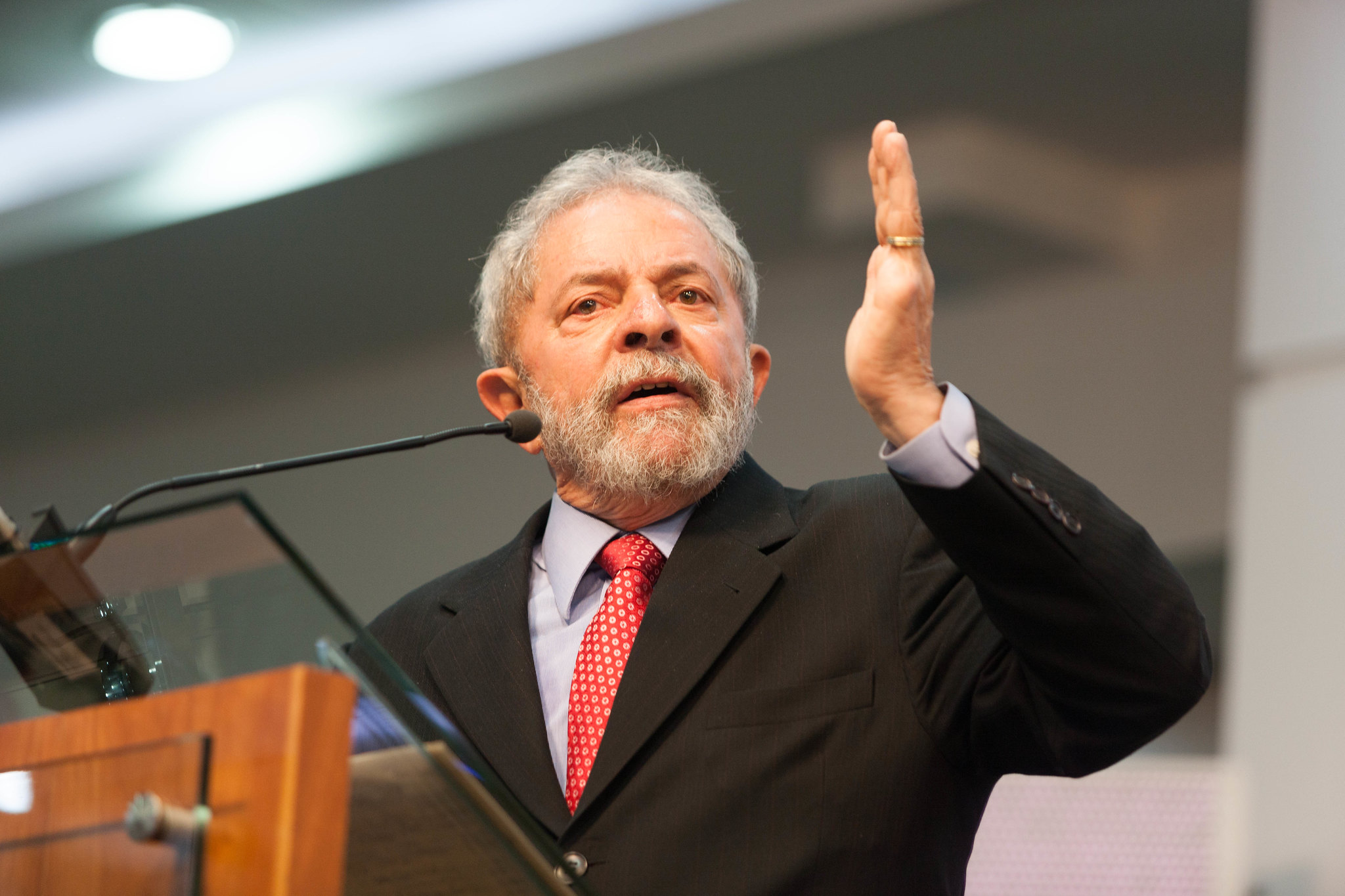 Imagen de archivo de Lula da Silva recibiendo el título Doctor Honoris Causa de la Universidad Nacional de La Matanza, Argentina, 2015. Foto: Flickr / Víctor Santa María