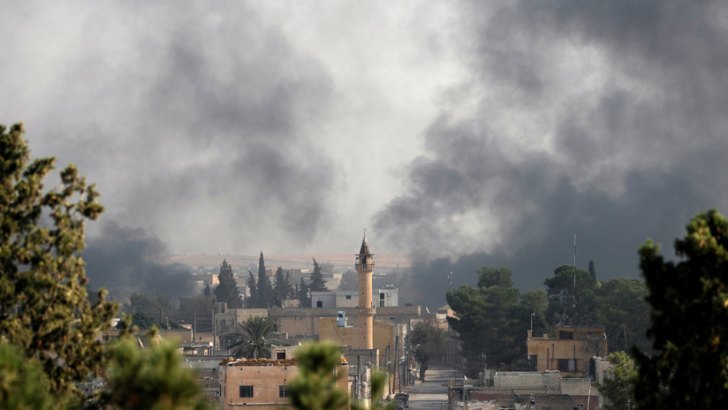 Columnas de humo cubren el horizonte de la ciudad de Tel Abyad en Siria / Foto: AP