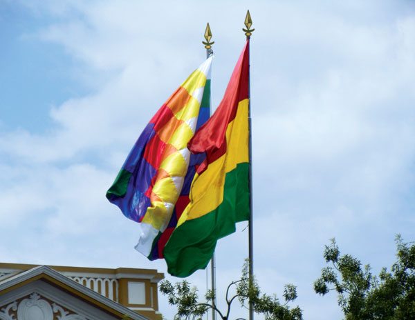 La bandera de Bolivia (izq) ondea junto a la Wiphala, la bandera de la diversidad aborigen. Foto: Twitter / Evo Morales