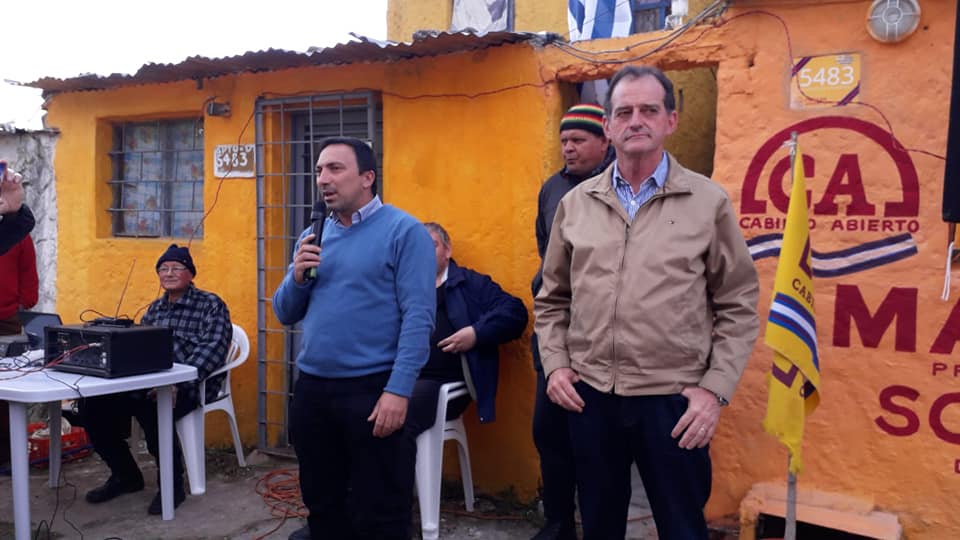 Martín Sodano (izq) hablando en un mitín de Cabildo Abierto. A su lado, el excandidato presidencial Guido Manini Ríos. Foto: Facebok Martín Sodano