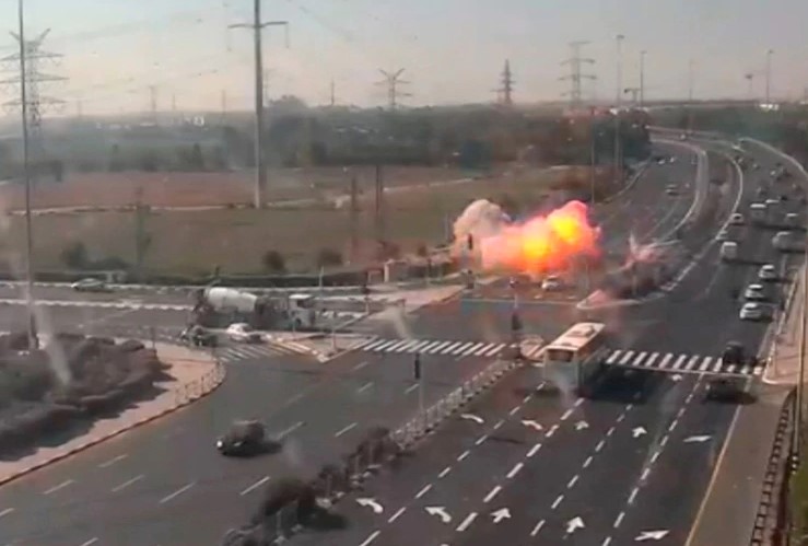 Explosión de un cohete lanzado desde Gaza que impactó en Ashdod, Israel