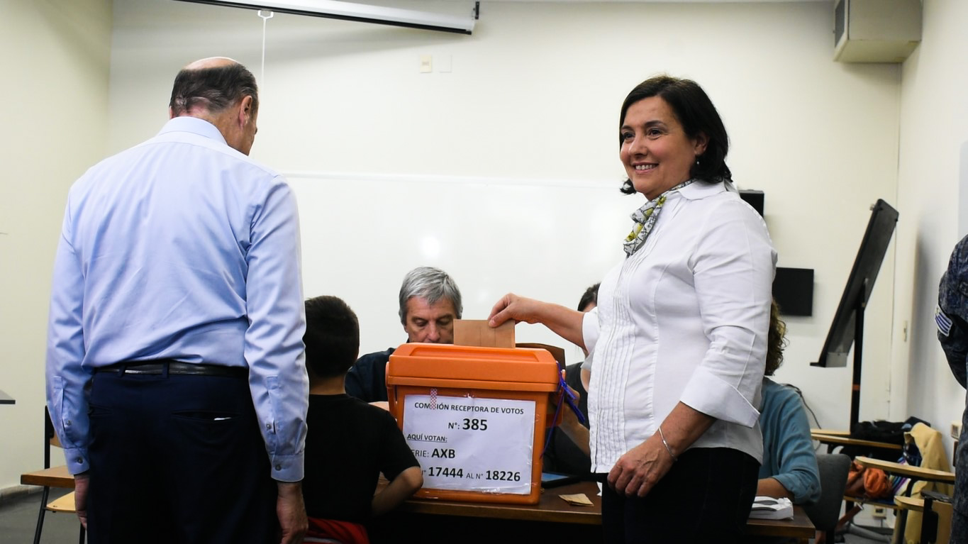 Laura Motta, pareja de Martínez, votó junto con ella en la misma junta receptora. Foto: Carlos Loría / LARED21