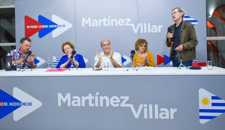 Martínez y su equipo de educación. Foto Twitter.