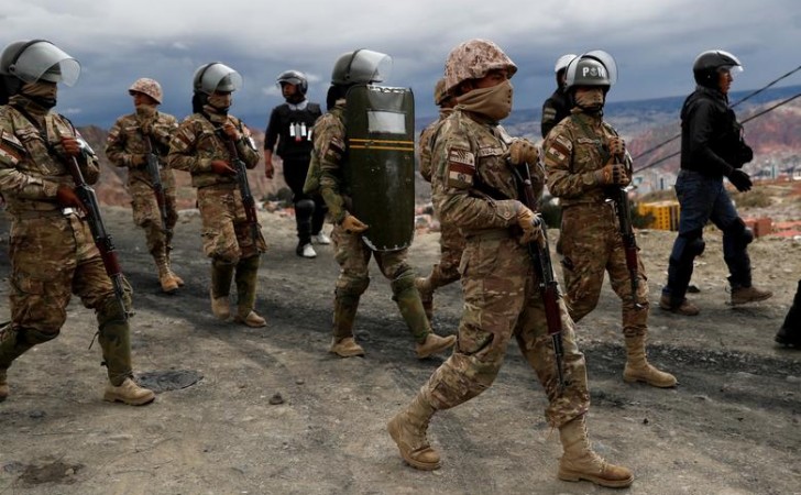 Militares patrullan las afueras de La Paz / Foto: Reuters