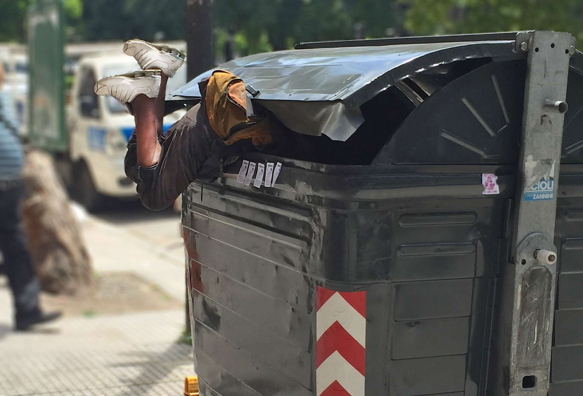 Un joven busca comida en un basurero en Buenos Aires. Foto: Flickr / Walter Piedras