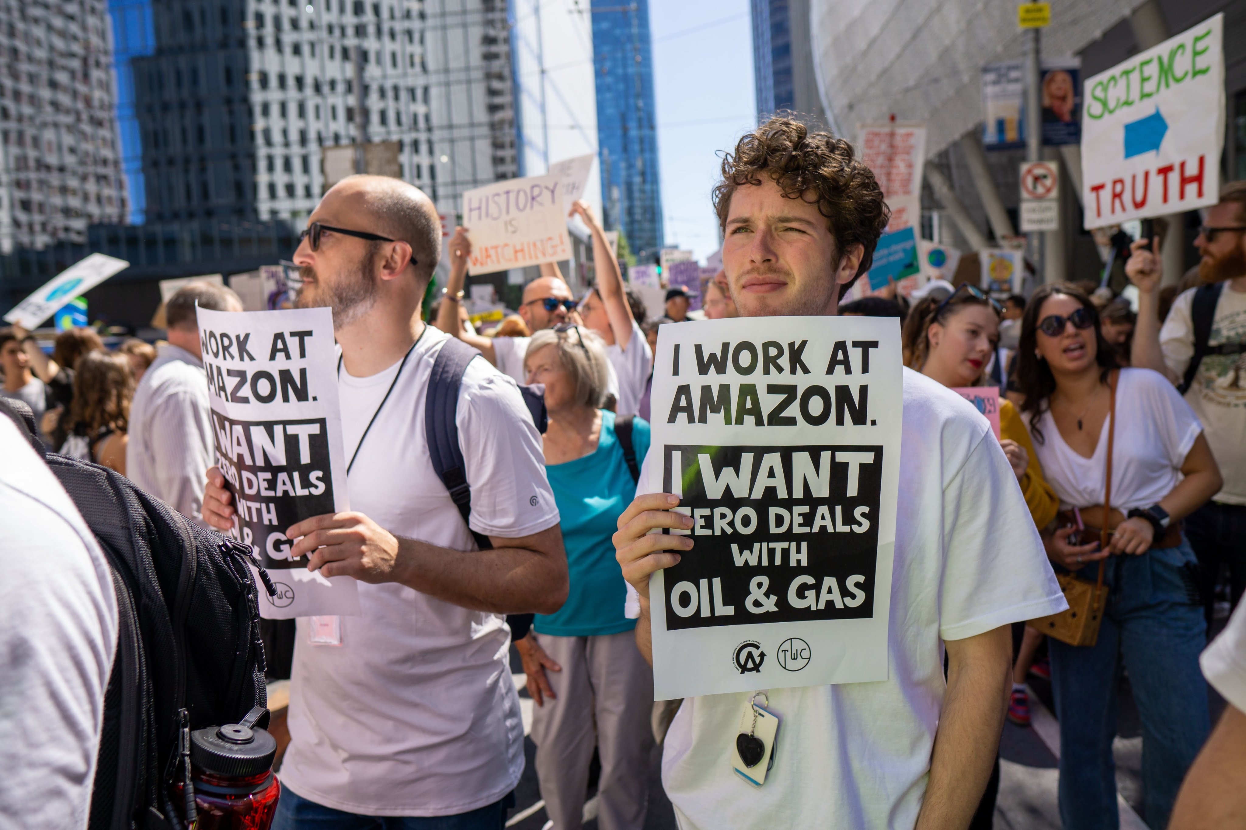 "Yo trabajo en Amazon y no quiero que se hagan más negocios con el petróleo y el gas", dice el rótulo que sostiene este empleado de la compañía. Foto: Twitter / Amazon Employees For Climate Justice