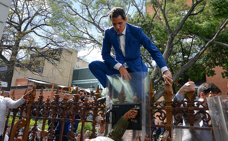 Juan Guaidó intentó ingresar al Parlamento por encima de una cerca / Foto: Matias Delacroix/AP