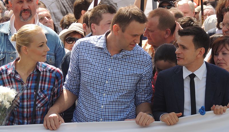 Alexei Navalny (centro), líder de la oposición rusa, defendió a los imputados. Foto: Wikimedia Commons