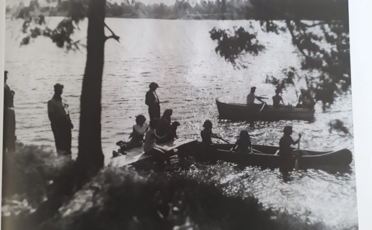 Actividades de Remo en el lago ubicado detrás del Country Club Lagomar en la década del 60.